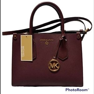 New MICHAEL KORS MAPLE Small SATCHEL Crossbody BAG
Exquisite bag MSRP $278
